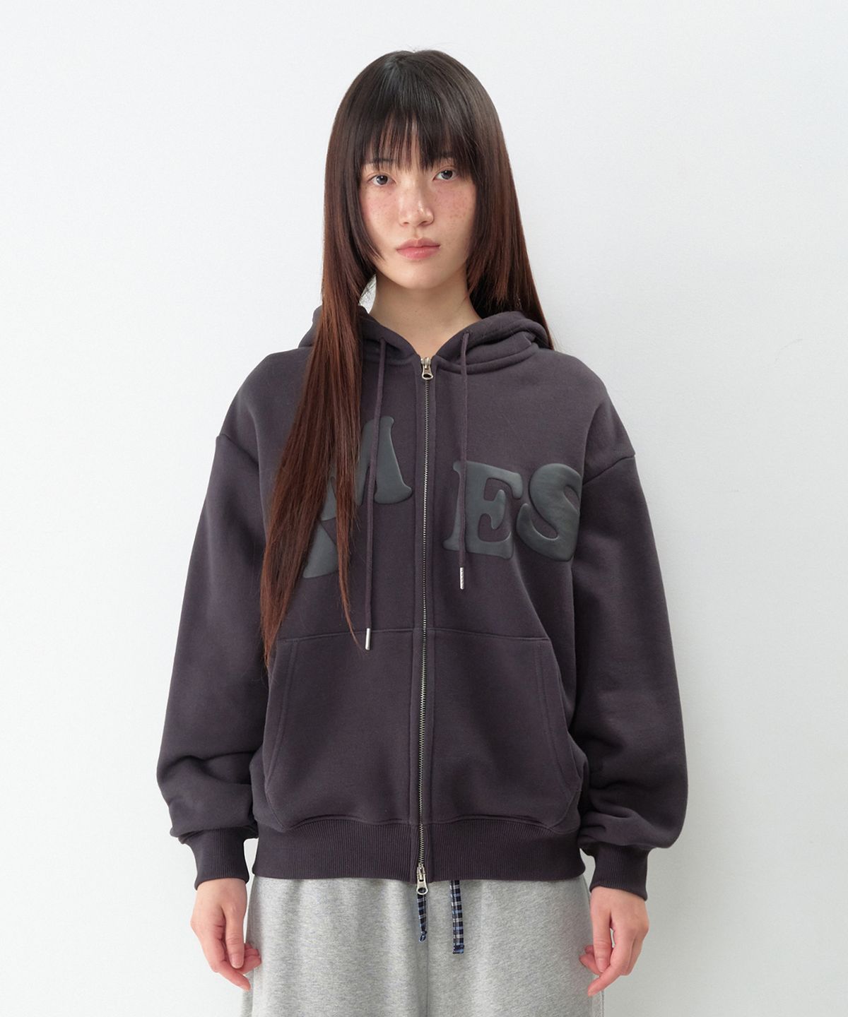 아메스 월드와이드(AMES-WORLDWIDE) BIG TYPO HOODIE ZIP UP CHARCOAL