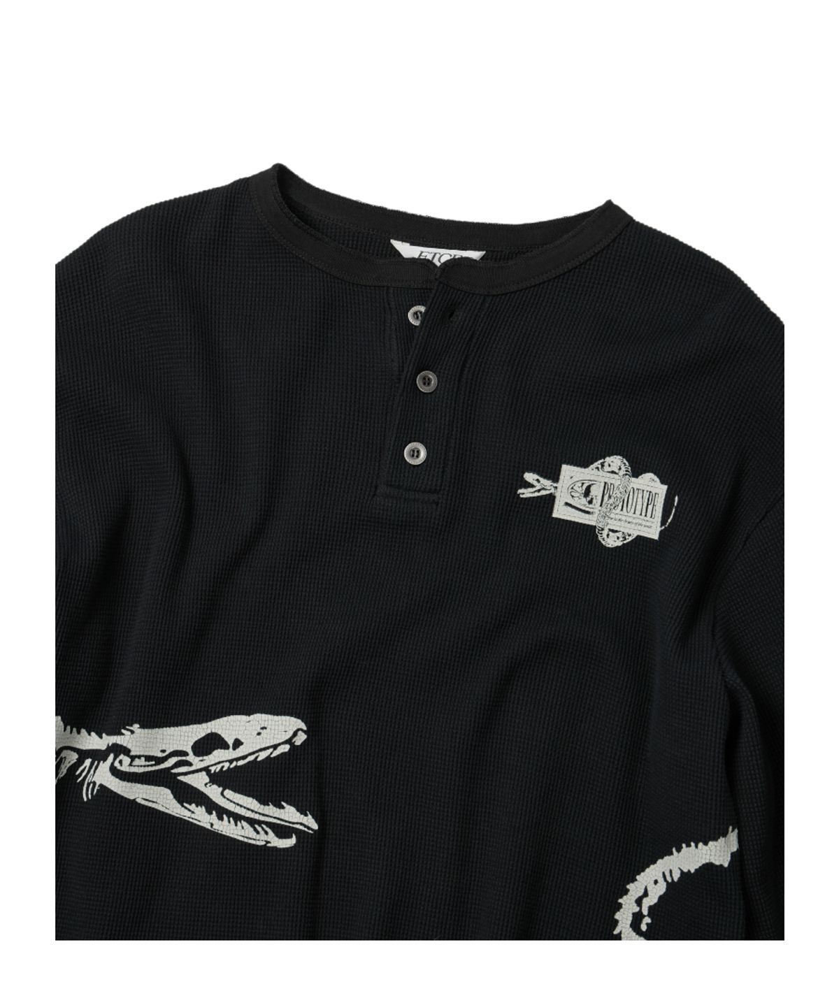 이티씨이(ETCE) BONE SNAKE HENLEY NECK WAFFLE KNIT (BLACK)