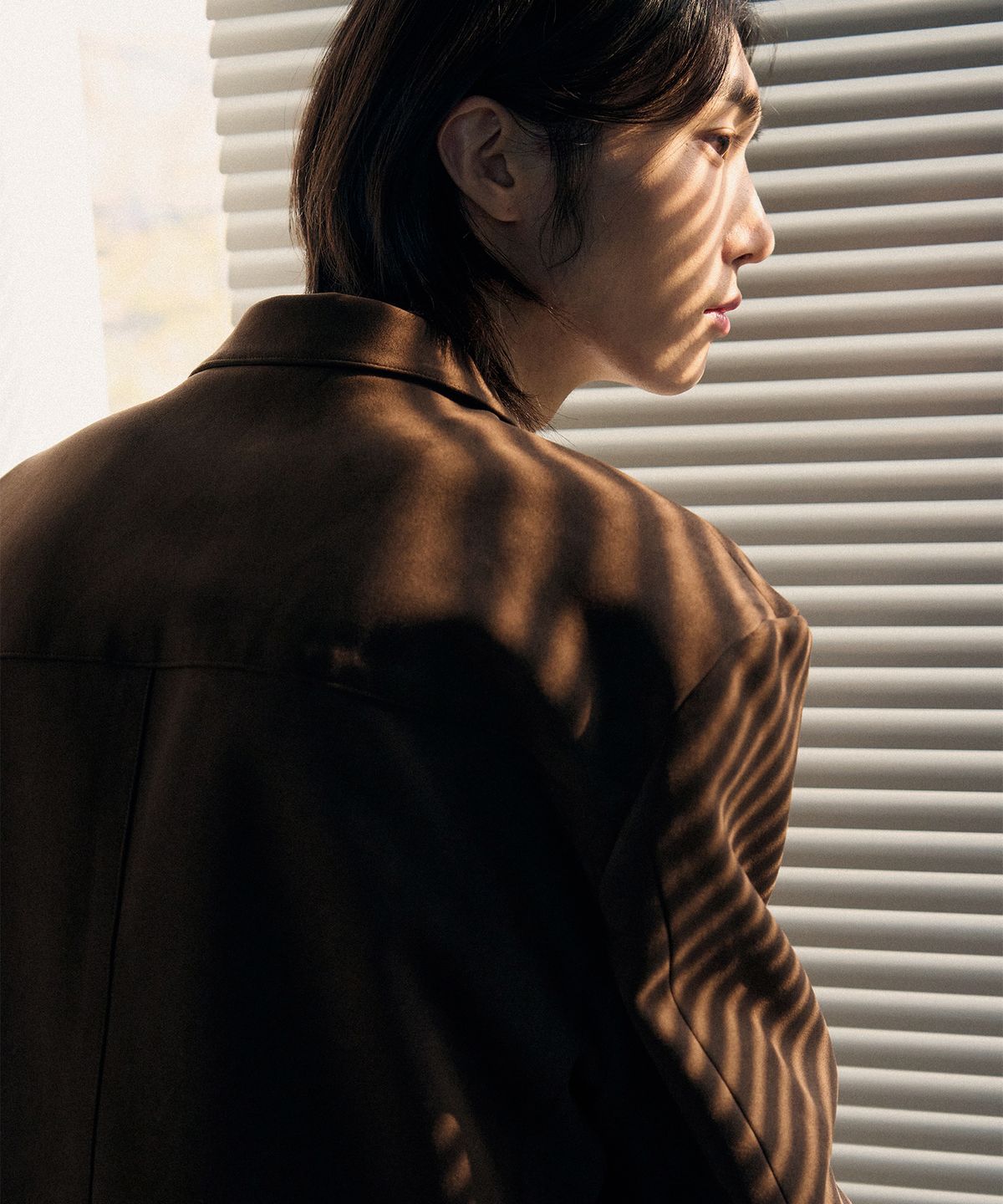 로템버(ROTEMBER) 테일러드 스웨이드 쓰리 버튼 블레이저 [DARK BROWN]