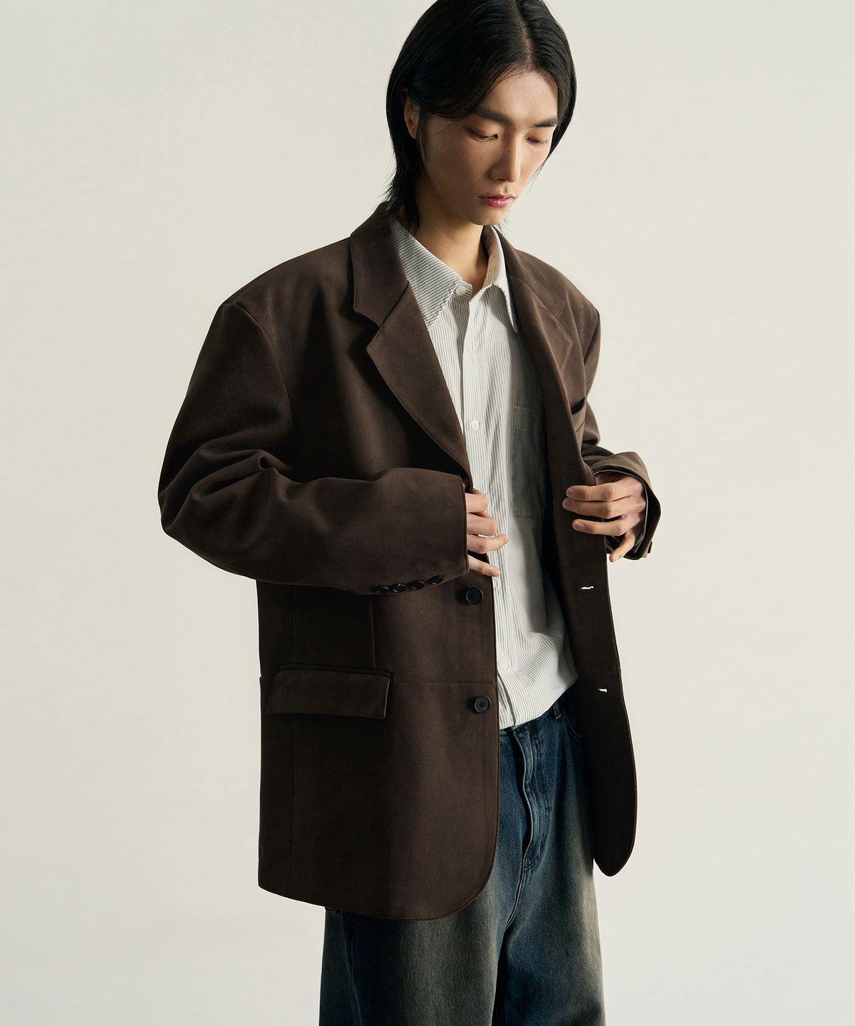 로템버(ROTEMBER) 테일러드 스웨이드 쓰리 버튼 블레이저 [DARK BROWN]