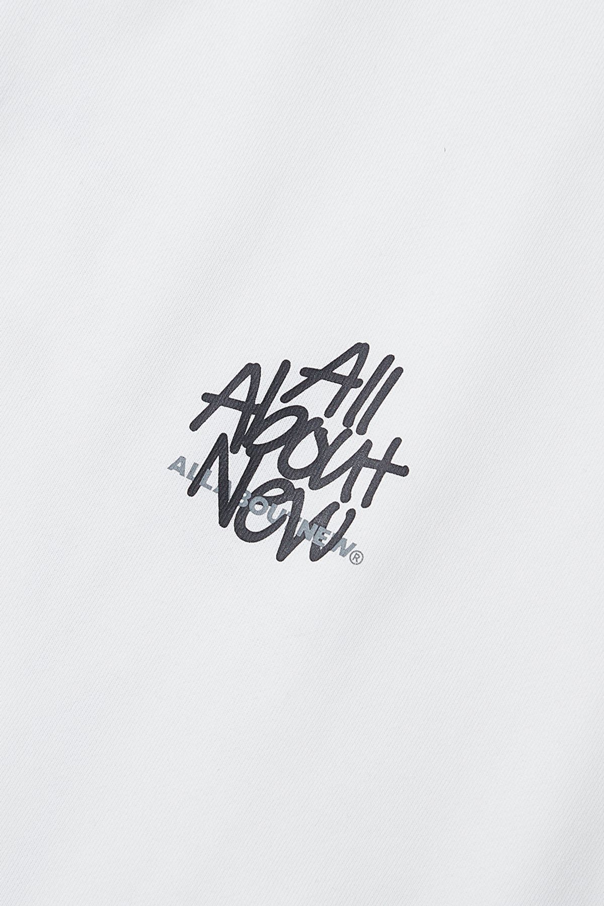 올어바웃뉴(ALL ABOUT NEW) 흘림체 로고 맨투맨 O화이트 ANZ1TM31GOH