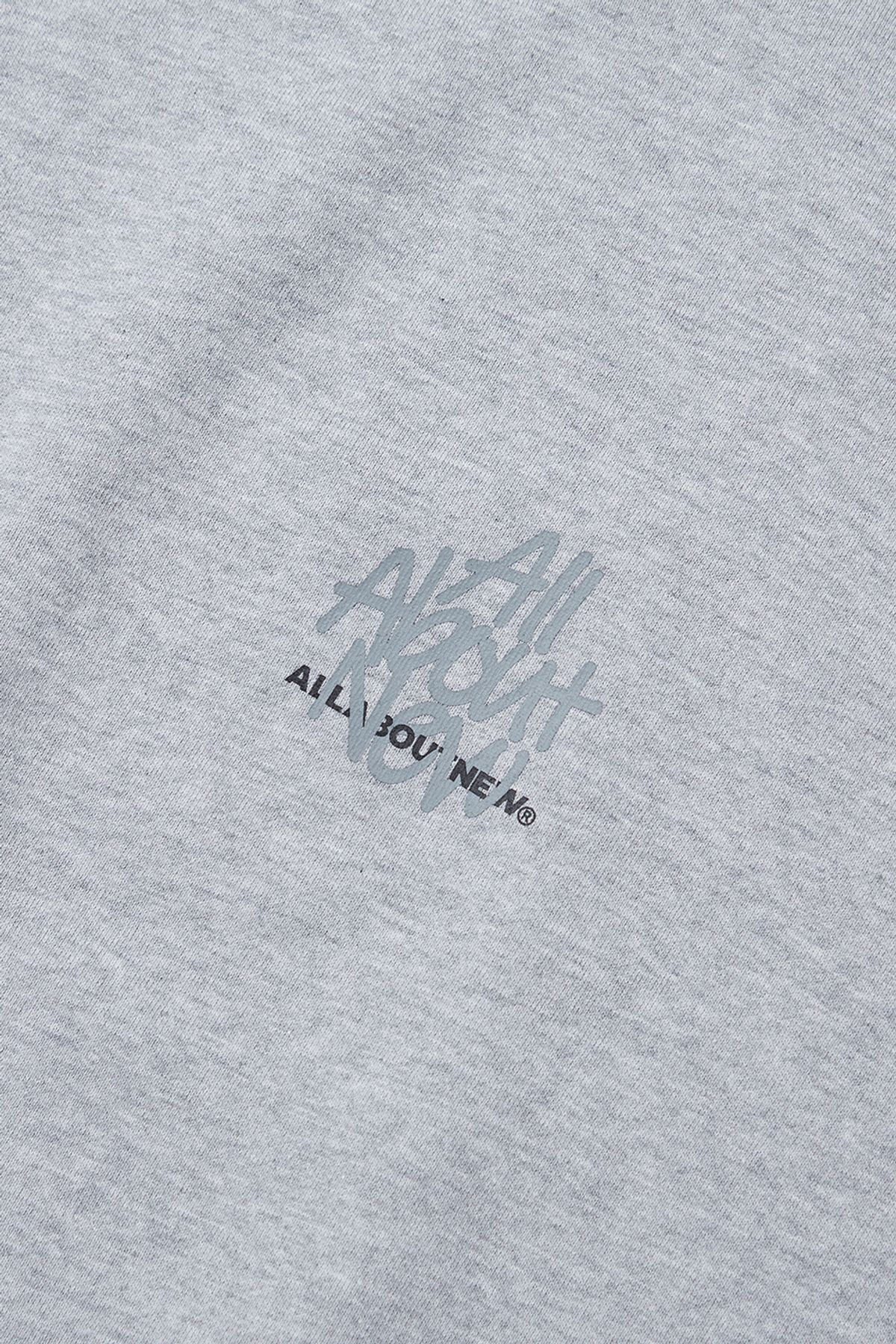 올어바웃뉴(ALL ABOUT NEW) 흘림체 로고 맨투맨 M그레이 ANZ1TM31GMG