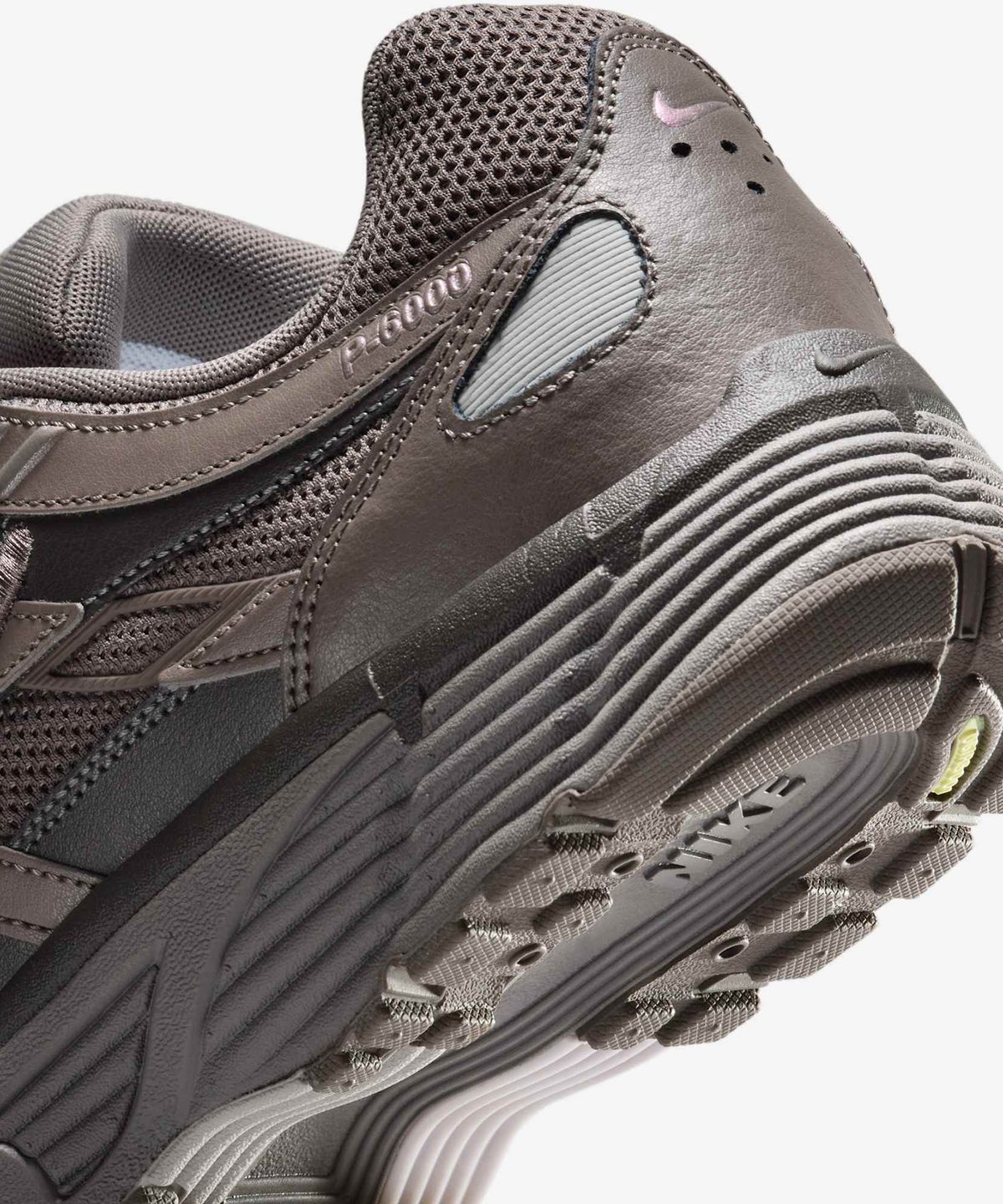 나이키(NIKE) P-6000 M - 케이브 스톤:미디엄 애쉬:플랫 퓨터:메탈릭 실버 / CD6404-202