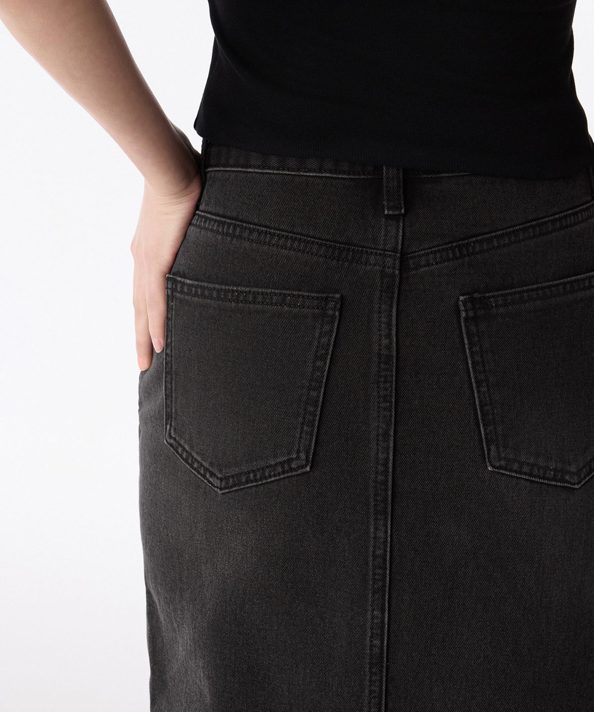 무신사 스탠다드 우먼(MUSINSA STANDARD WOMAN) 우먼즈 프론트 슬릿 데님 롱 스커트 [러스티 블랙]