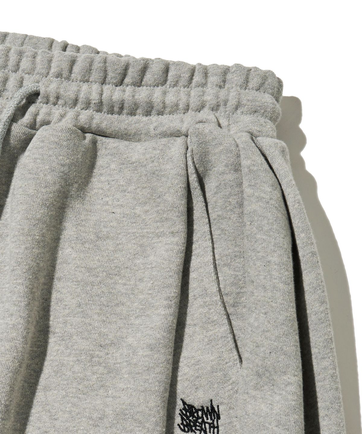 브라운브레스(BROWNBREATH) TWO TUCK WIDE TAG SWEAT PANTS - MELANGE GREY