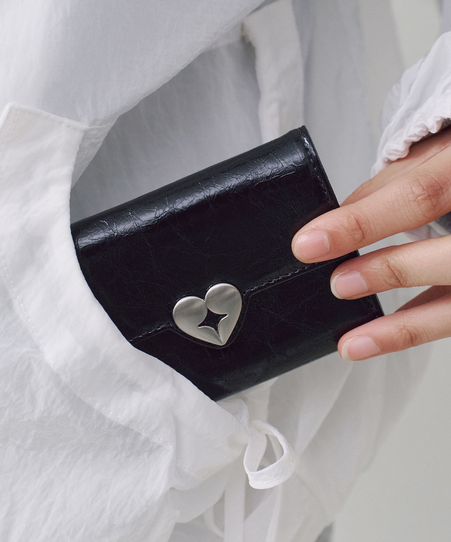 MUSINSA公式 | fennec HEARTY FLAP WALLET - BLACK