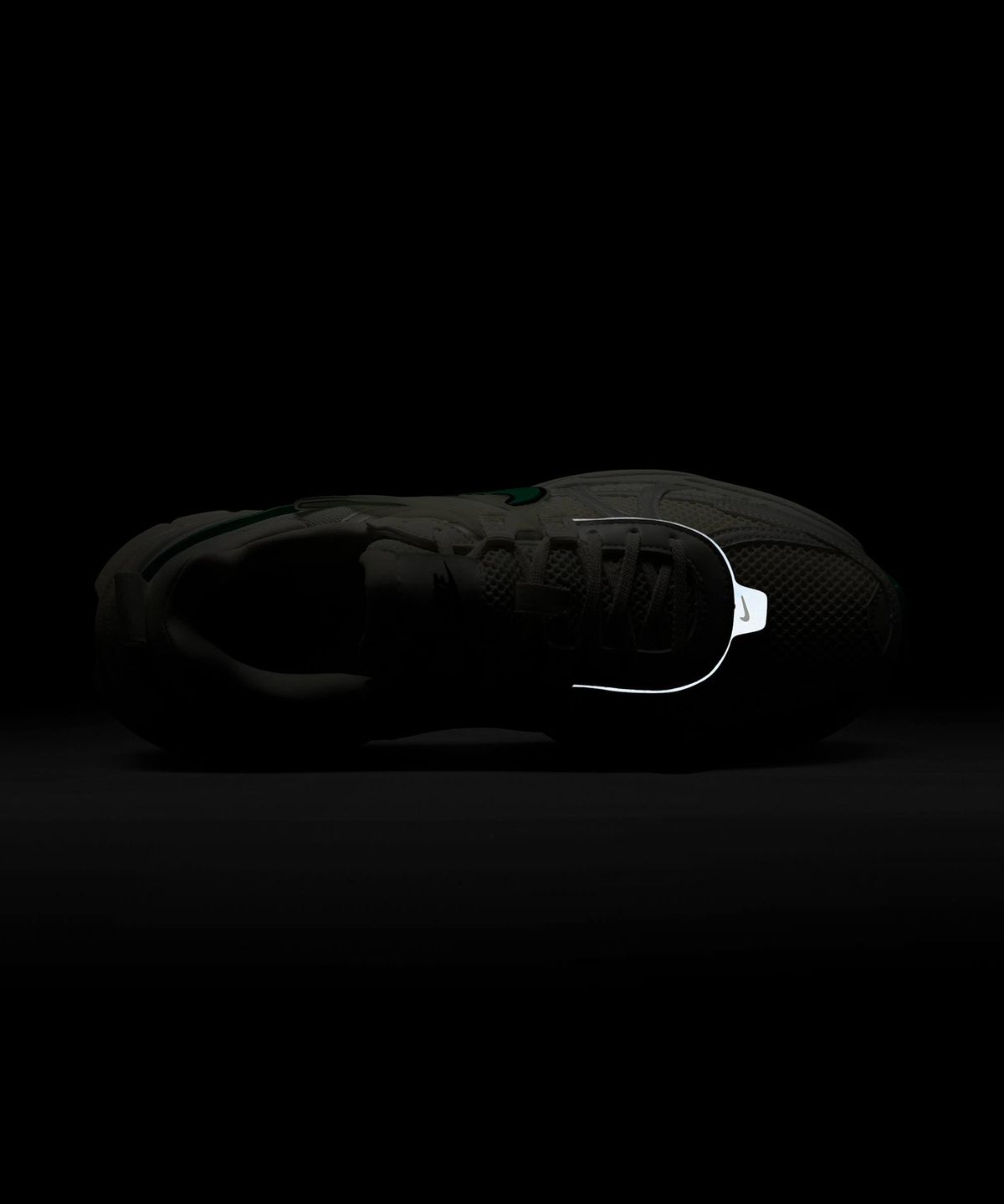 나이키(NIKE) V2K 런 W - 세일:페일 아이보리:블랙:스타디움 그린 / FD0736-107