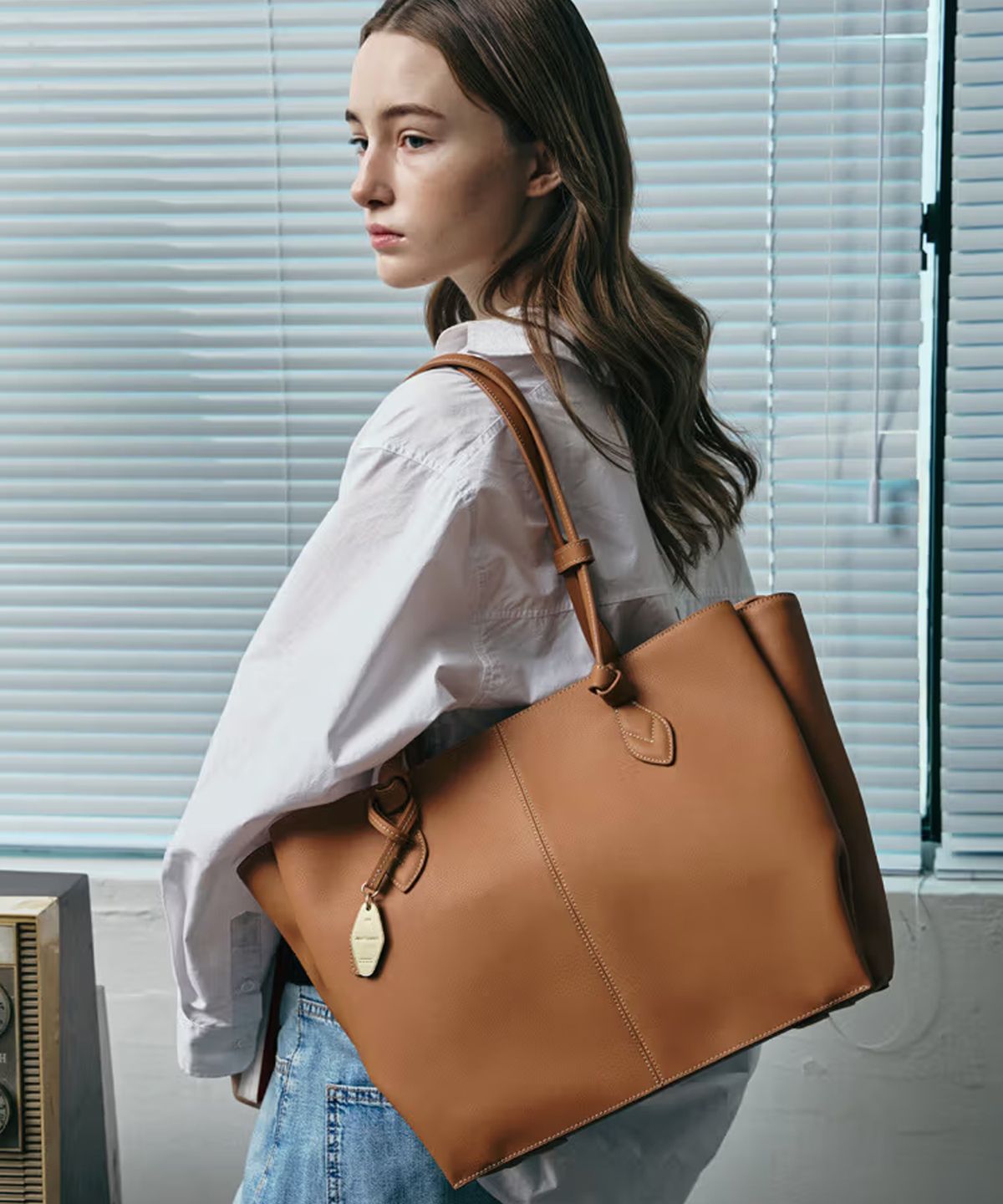 질스튜어트액세서리(JILLSTUART ACC) [워크백] 키장식 소가죽 숄더백 L (16인치 노트북 수납) 2color