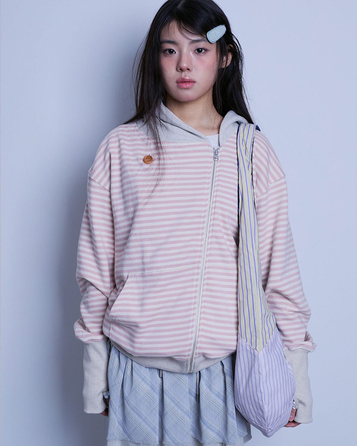 더뮤지엄비지터(THEMUSEUMVISITOR) STRIPE UNBALANCED ZIPUP HOODIE (PINK)