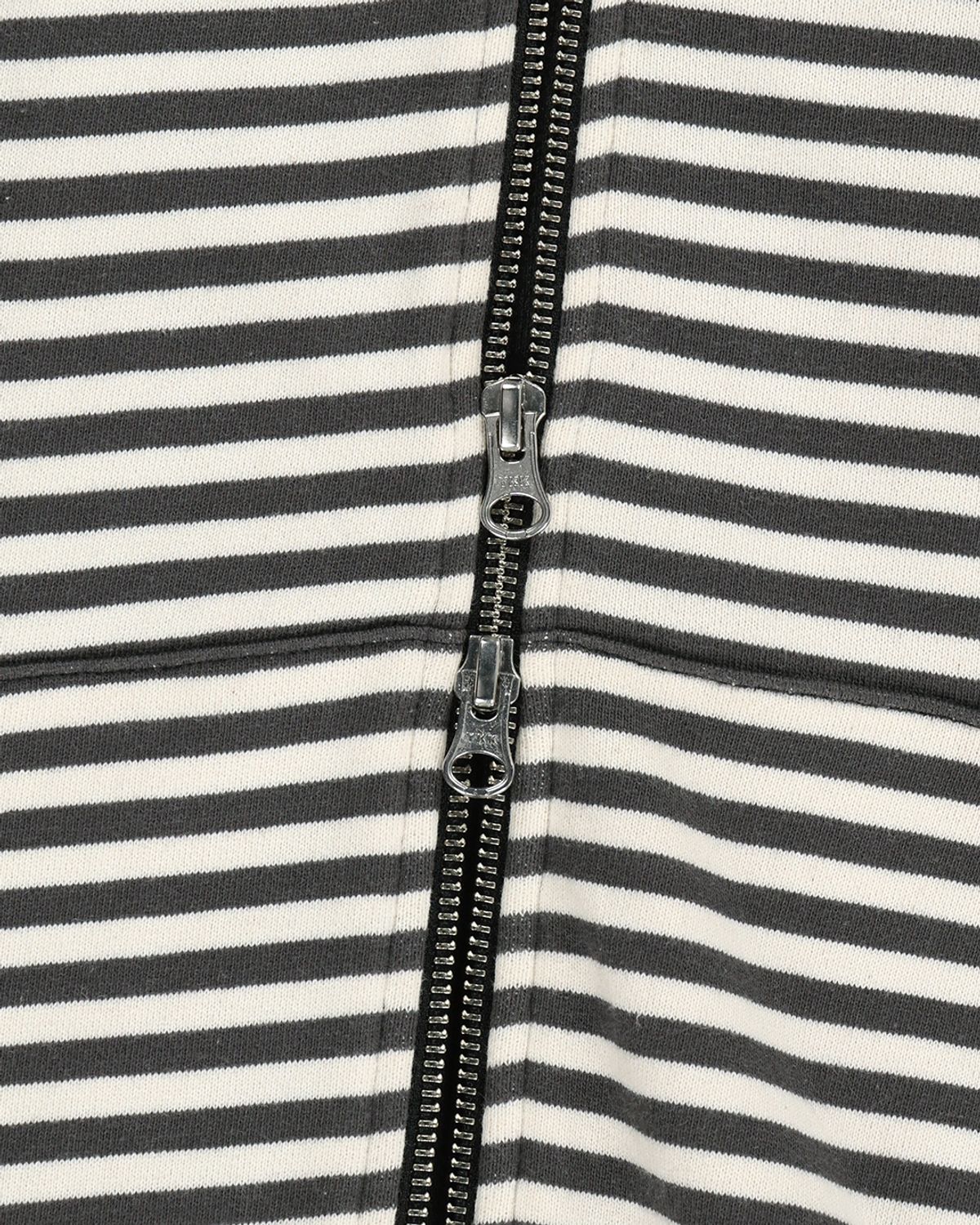 더뮤지엄비지터(THEMUSEUMVISITOR) STRIPE UNBALANCED ZIPUP HOODIE (CHARCOAL)