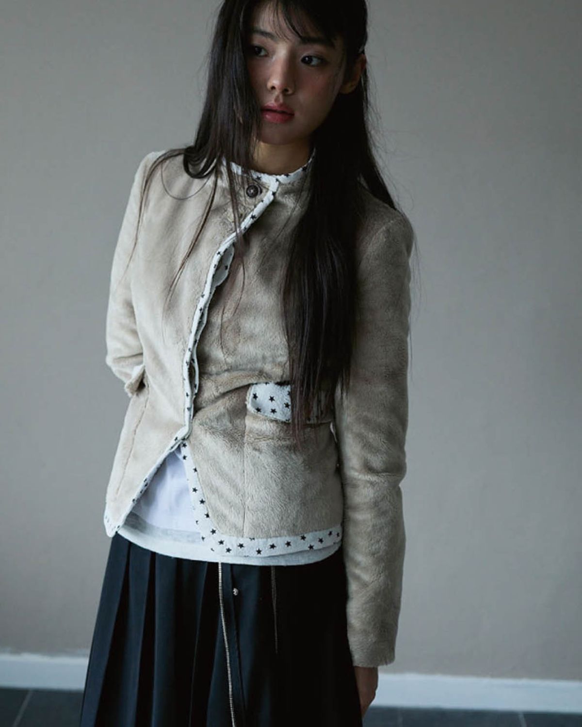 더뮤지엄비지터(THEMUSEUMVISITOR) STAR LINING POINT FUR JACKET (BEIGE)