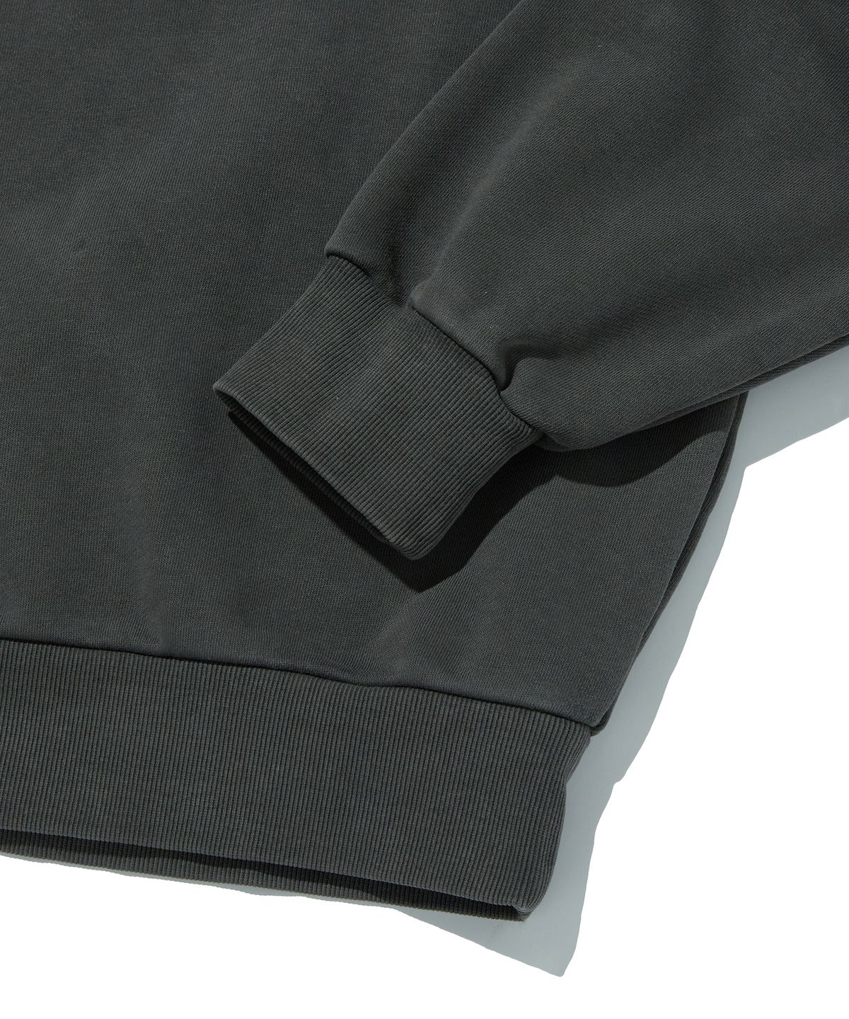 스웨이드(SUADE) CUT OFF CREWNECK [PIGMENT BLACK]