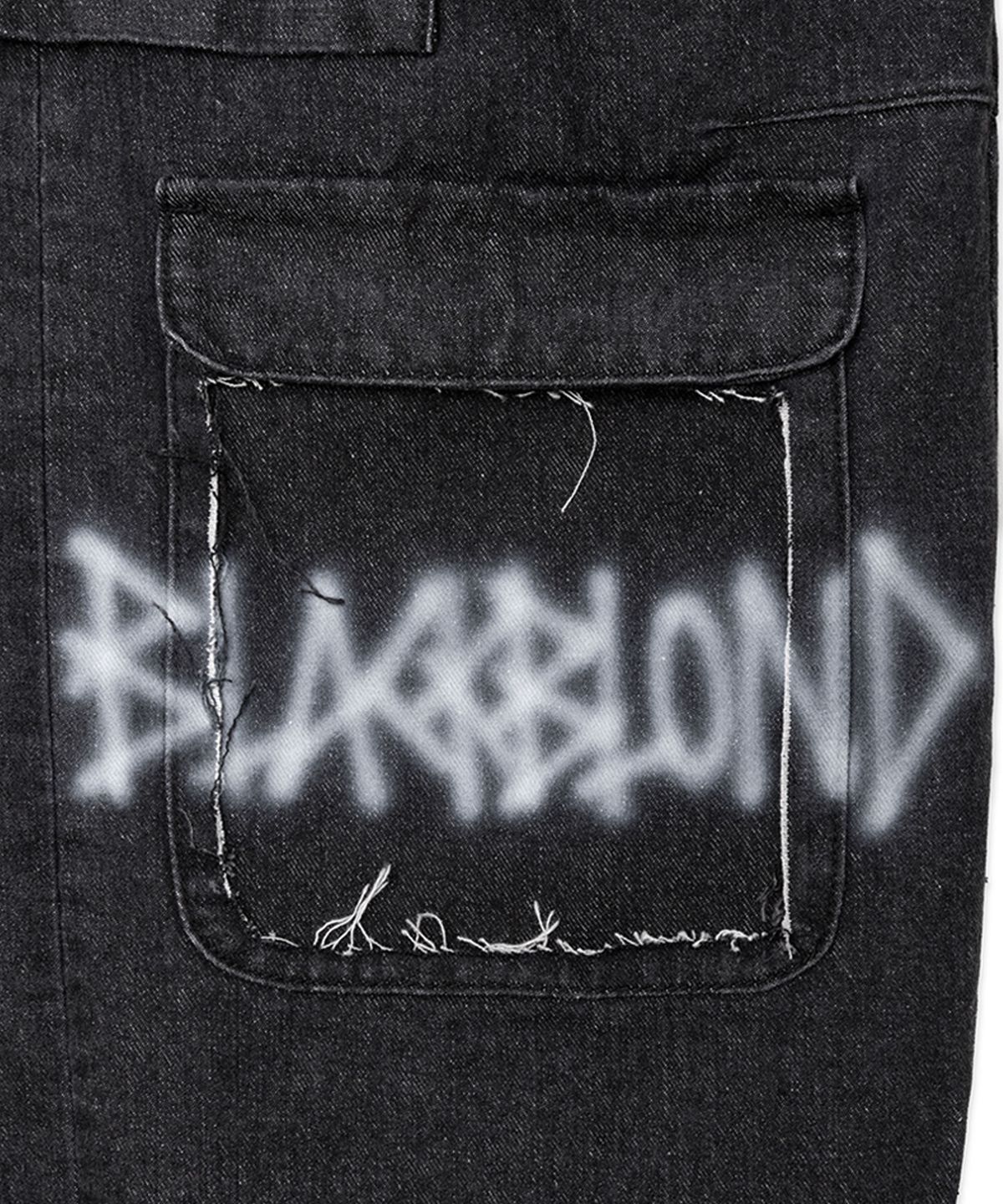 블랙블론드(BLACKBLOND) 비비디 스프레이 로고 멀티포켓 데님 카고 팬츠 (블랙)