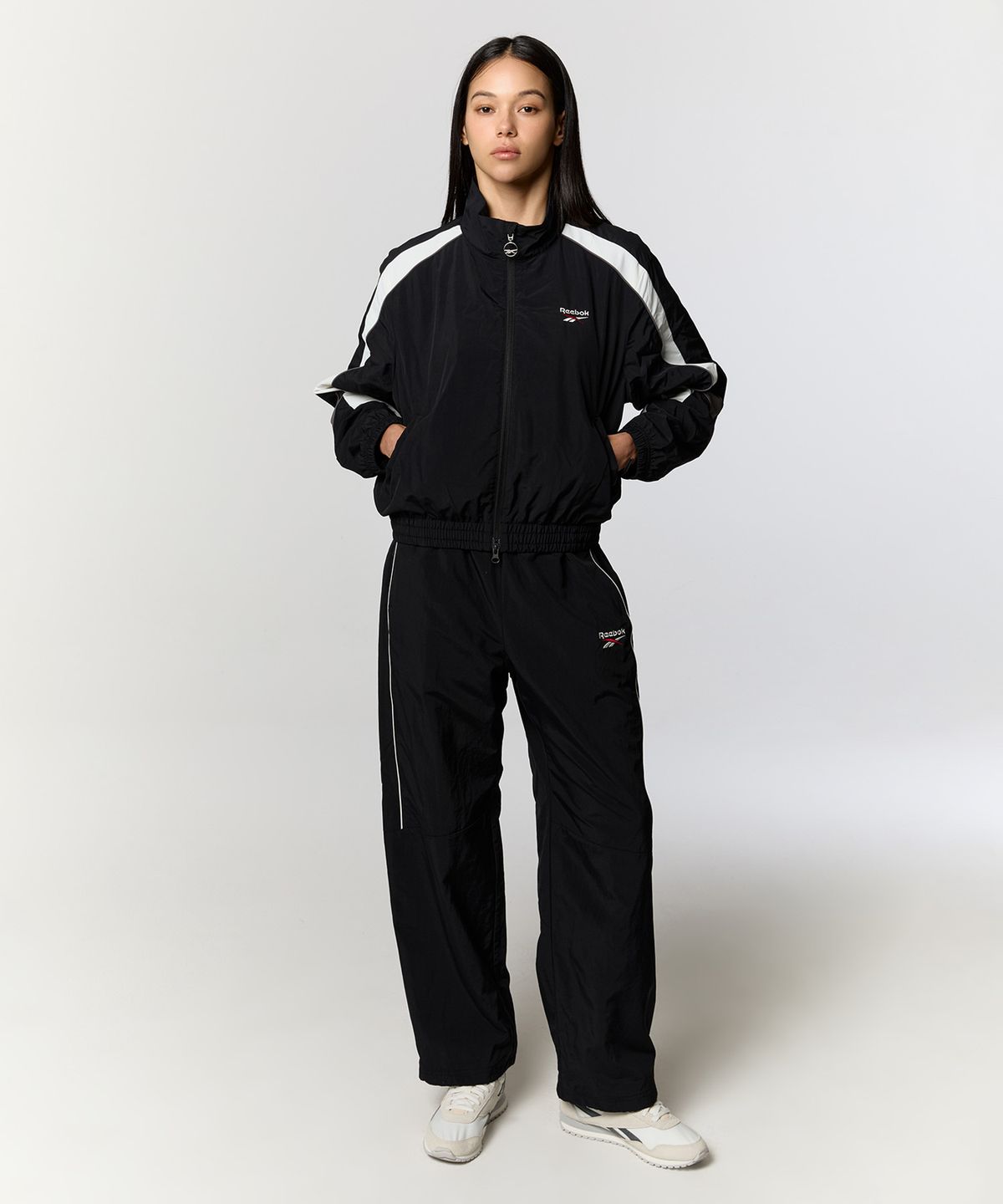 리복(REEBOK) 레전드 웜업 크롭 윈드 브레이커 (W)  - 블랙