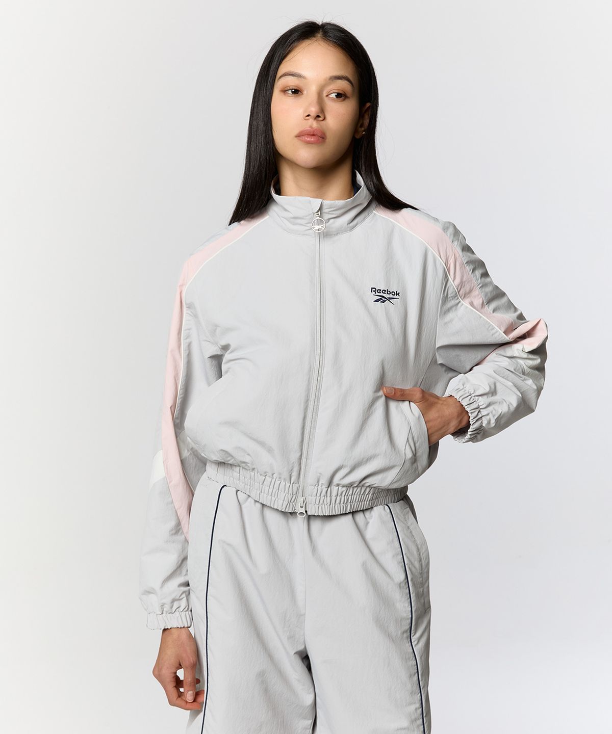리복(REEBOK) 레전드 웜업 크롭 윈드 브레이커 (W)  - 그레이