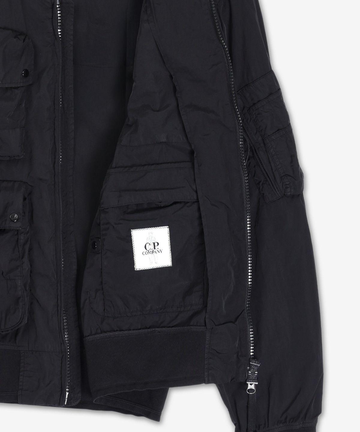씨피 컴퍼니(CP Company) 크롬 R 멀티포켓 봄버 재킷 - 블랙 / 18CMOW010A005904G999