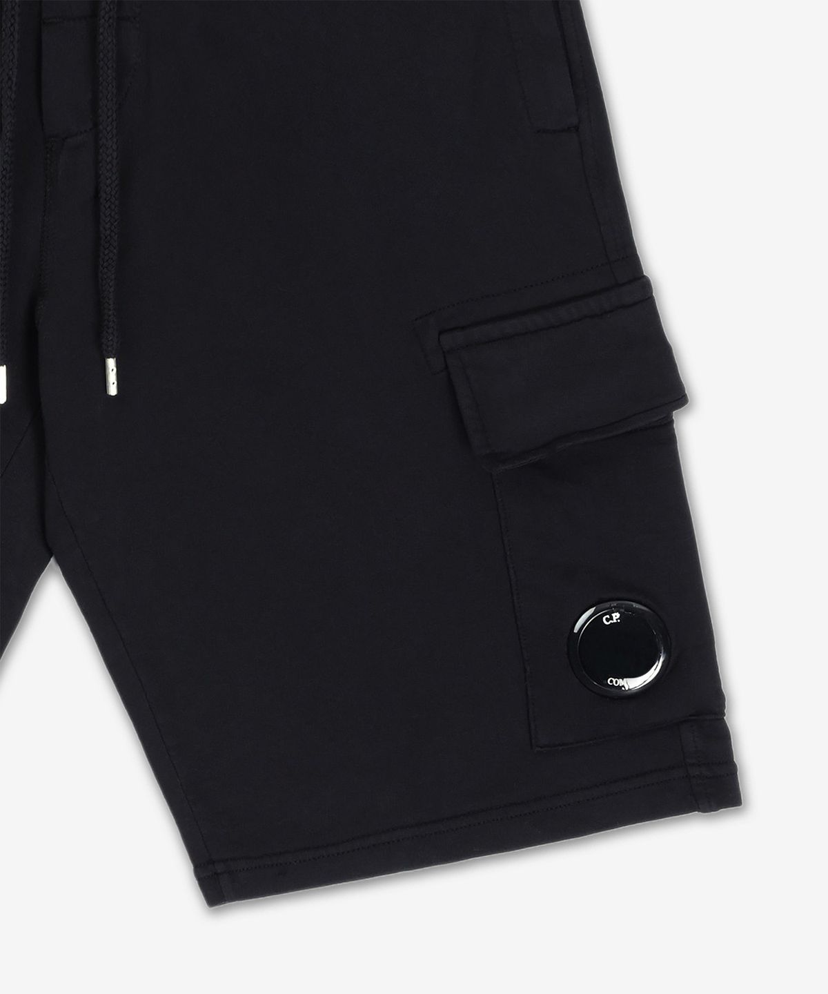 씨피 컴퍼니(CP Company) 라이트 플리스 카고 렌즈 쇼츠 팬츠 - 블랙 / 18CMSB069A002246G999