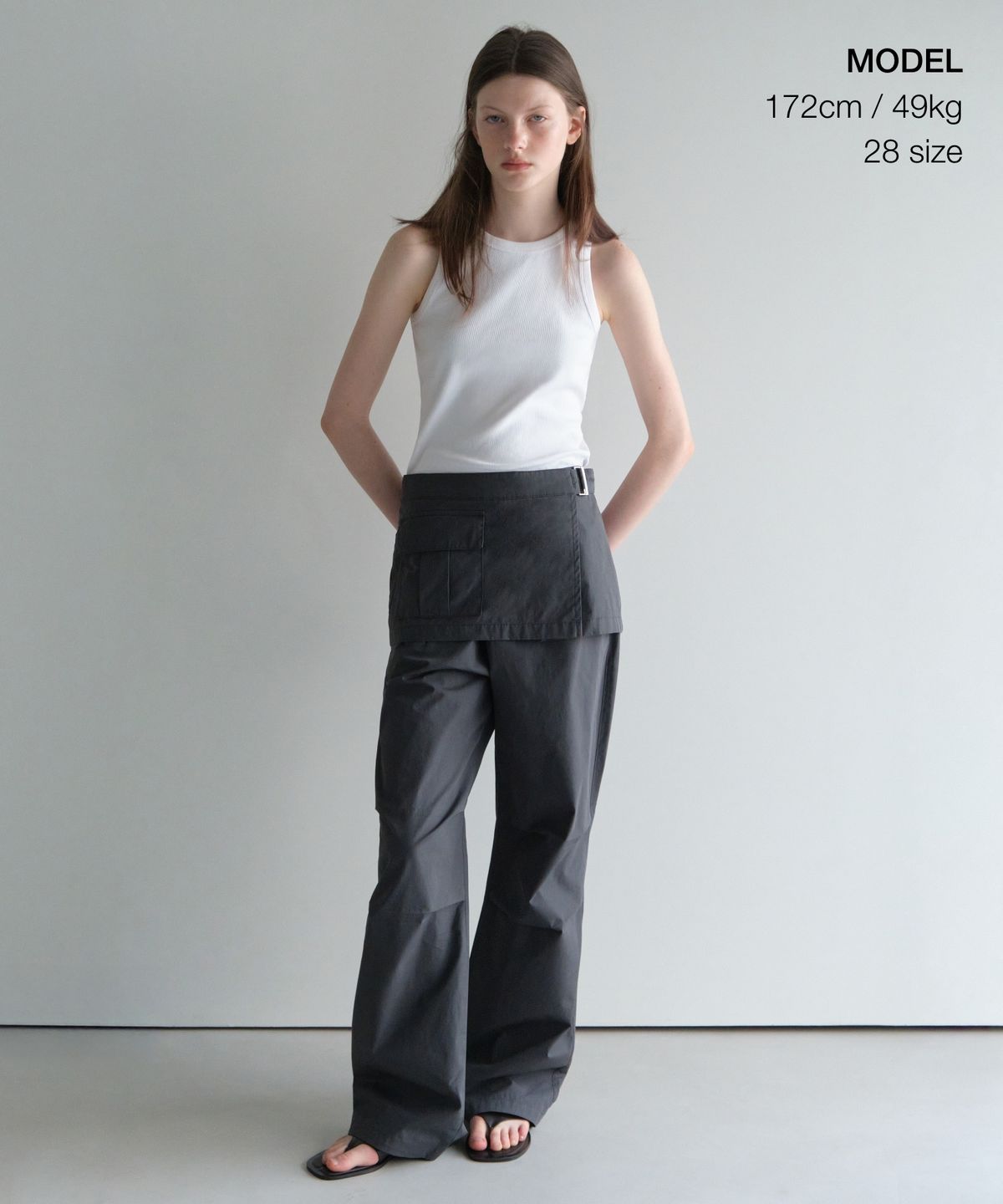무신사 스탠다드 우먼(MUSINSA STANDARD WOMAN) 우먼즈 랩 스커트 파라슈트 팬츠 [다크 그레이]