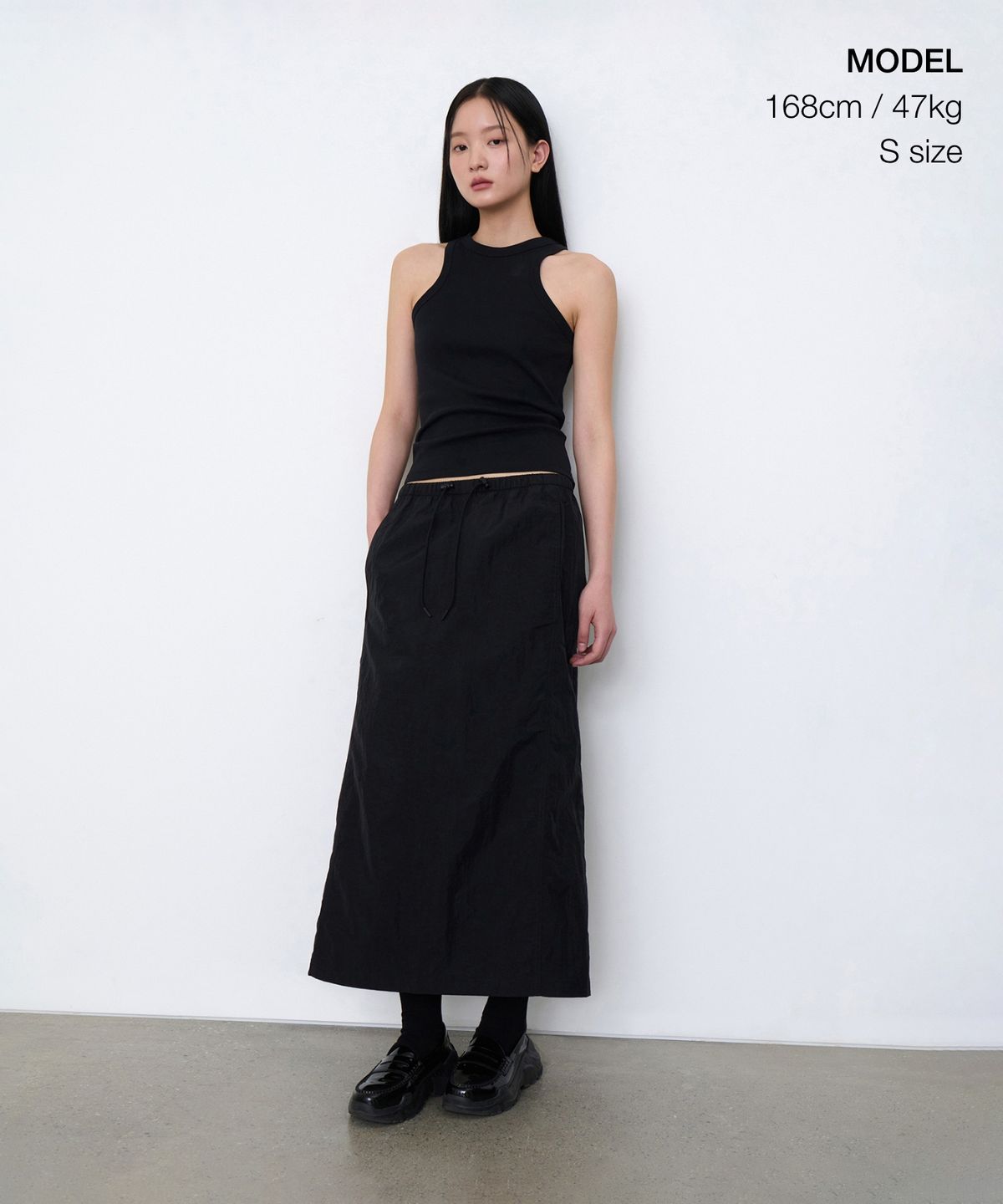 무신사 스탠다드 우먼(MUSINSA STANDARD WOMAN) 우먼즈 나일론 밴딩 롱 스커트 [블랙]