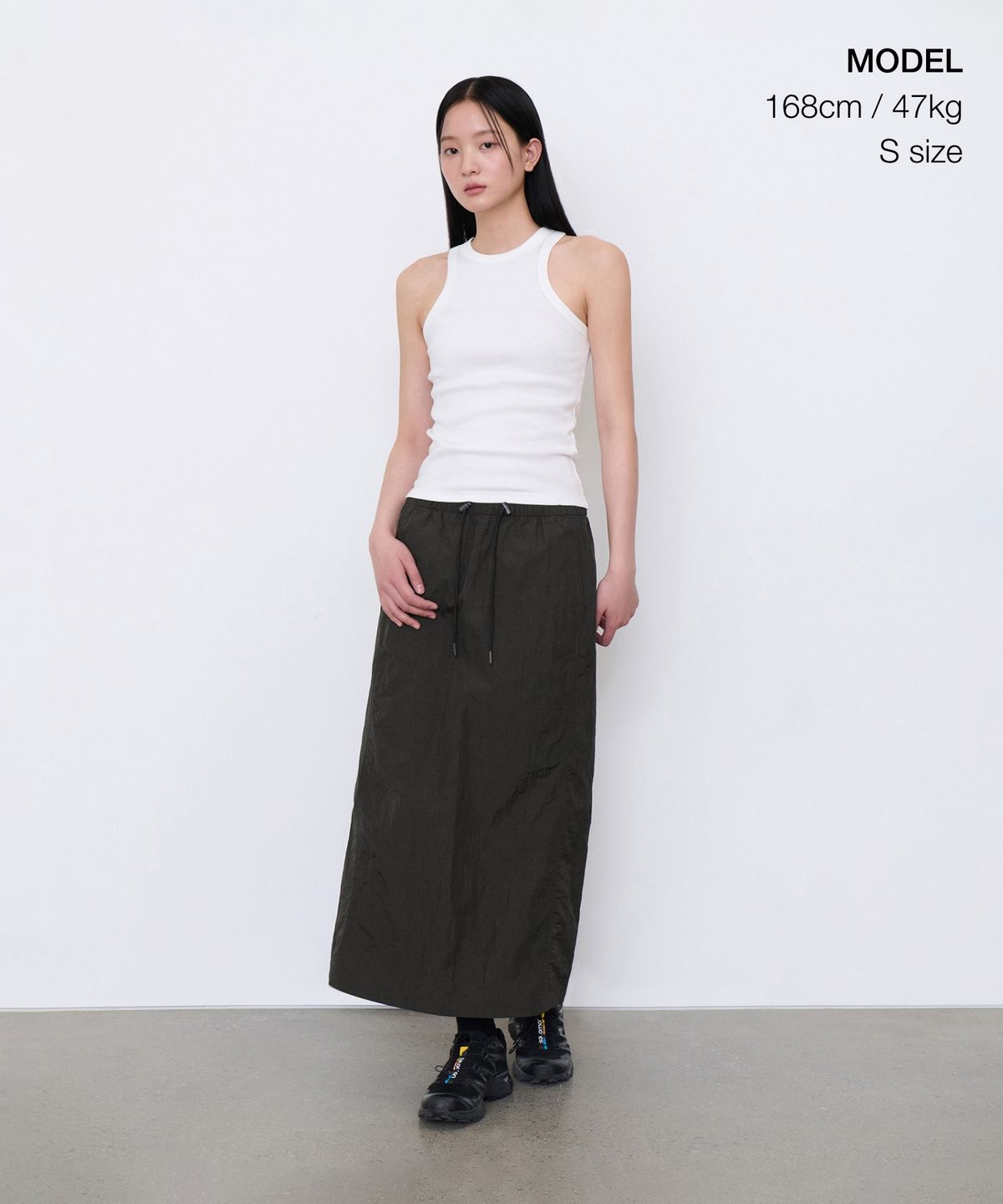 무신사 스탠다드 우먼(MUSINSA STANDARD WOMAN) 우먼즈 나일론 밴딩 롱 스커트 [건메탈]