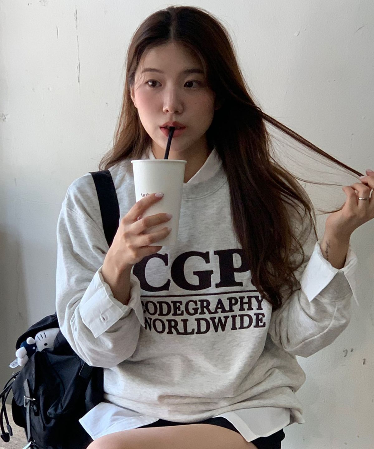 코드그라피(CGP) 스퀘어 로고 맨투맨_오트밀