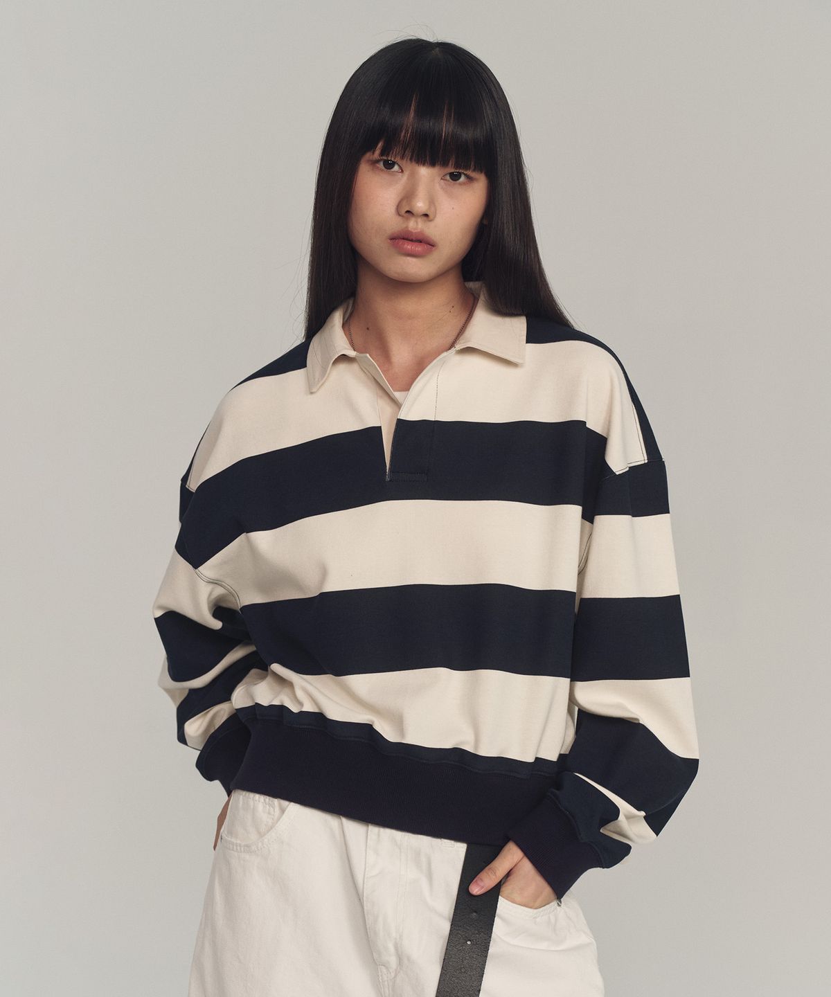 어반디타입(URBANDTYPE) (우먼) 스트라이프 럭비 카라 롱슬리브_네이비