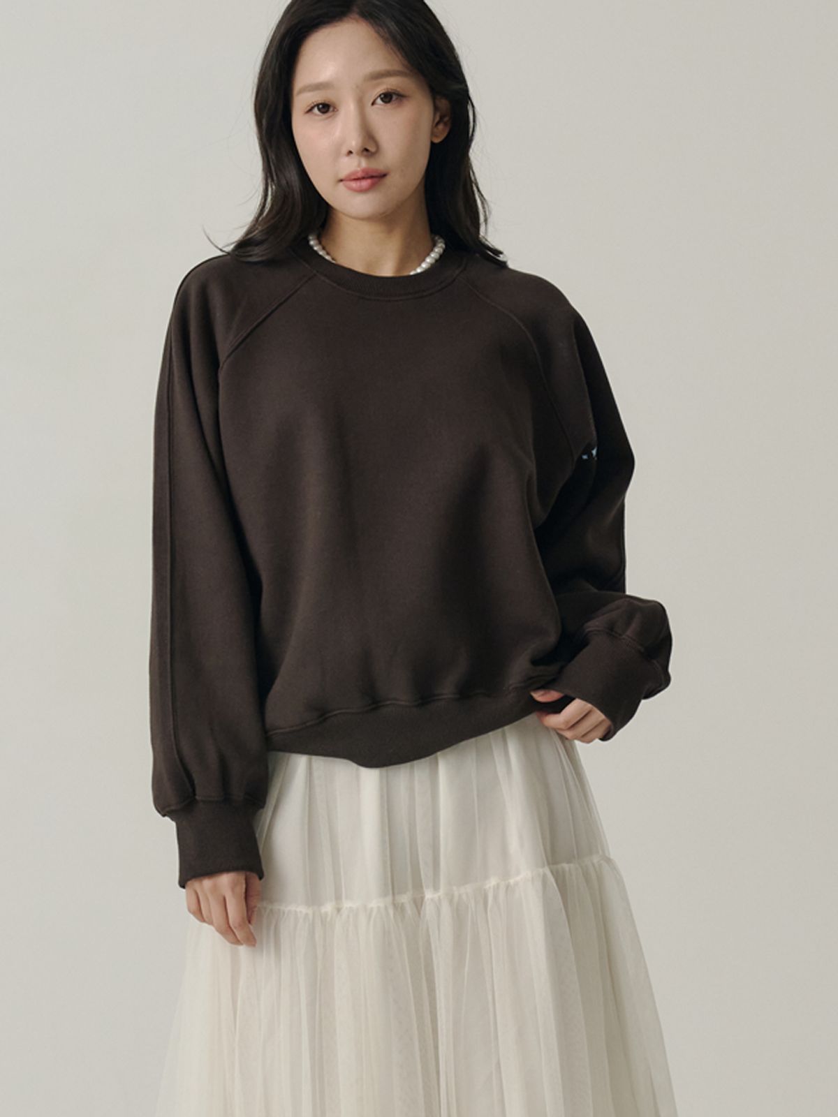 쏘리, 투 머치 러브(SORRY, TOO MUCH LOVE) Standard Raglan Fleece Sweatshirt_Brown