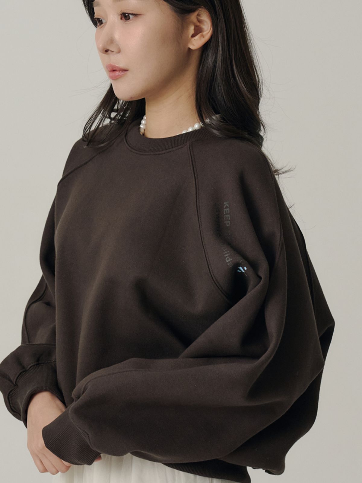 쏘리, 투 머치 러브(SORRY, TOO MUCH LOVE) Standard Raglan Fleece Sweatshirt_Brown