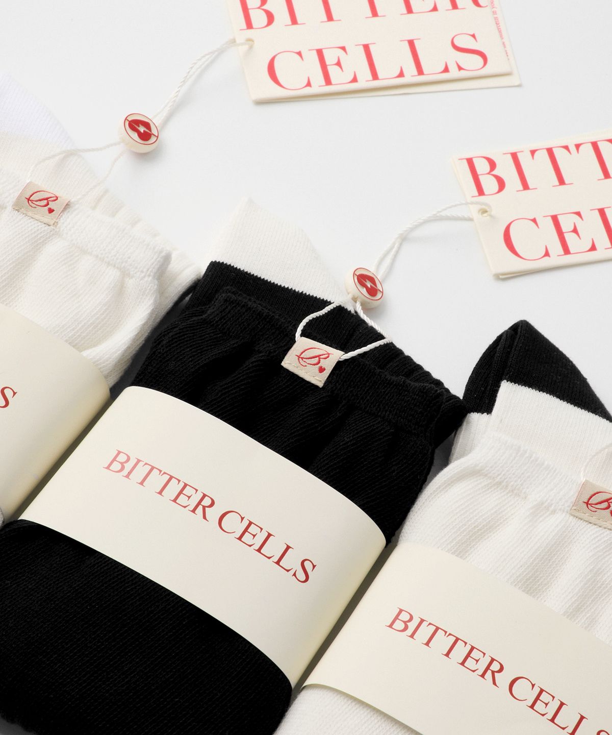 비터셀즈(BITTERCELLS) 레이어드 로고 롱 삭스-블랙&아이보리