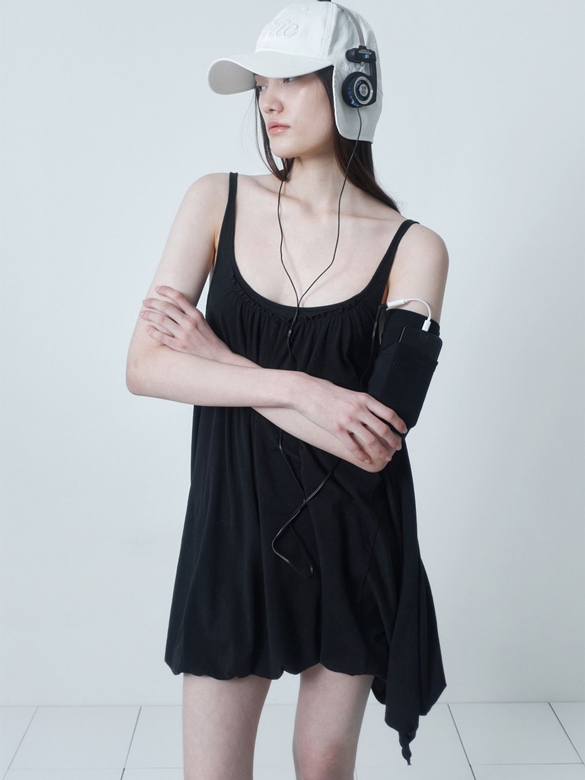 세릭(CERRIC) EMBOSS LOGO EARFLAP CAP / WHITE