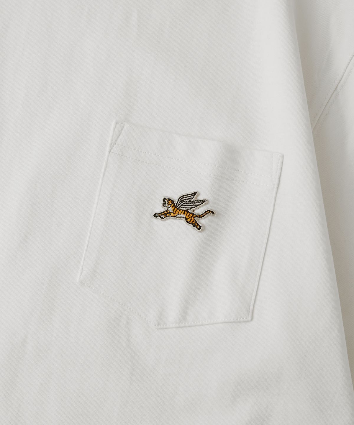 아웃스탠딩(OUTSTANDING) MIGHTY TIGER LOGO POCKET TEE_OFF WHITE