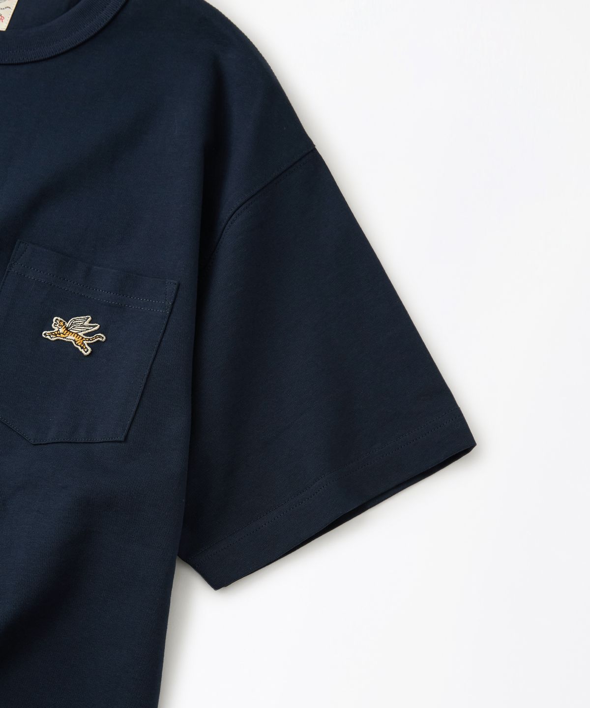 아웃스탠딩(OUTSTANDING) MIGHTY TIGER LOGO POCKET TEE_NAVY