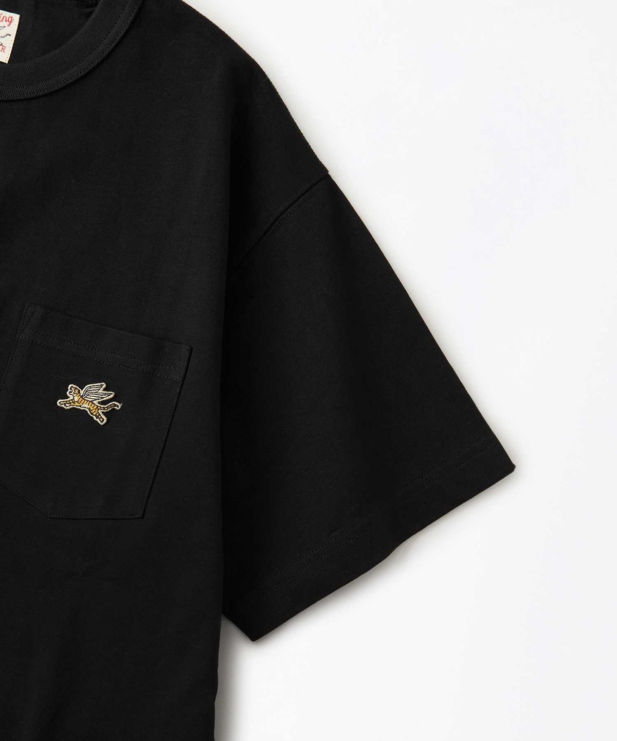 아웃스탠딩(OUTSTANDING) MIGHTY TIGER LOGO POCKET TEE_BLACK