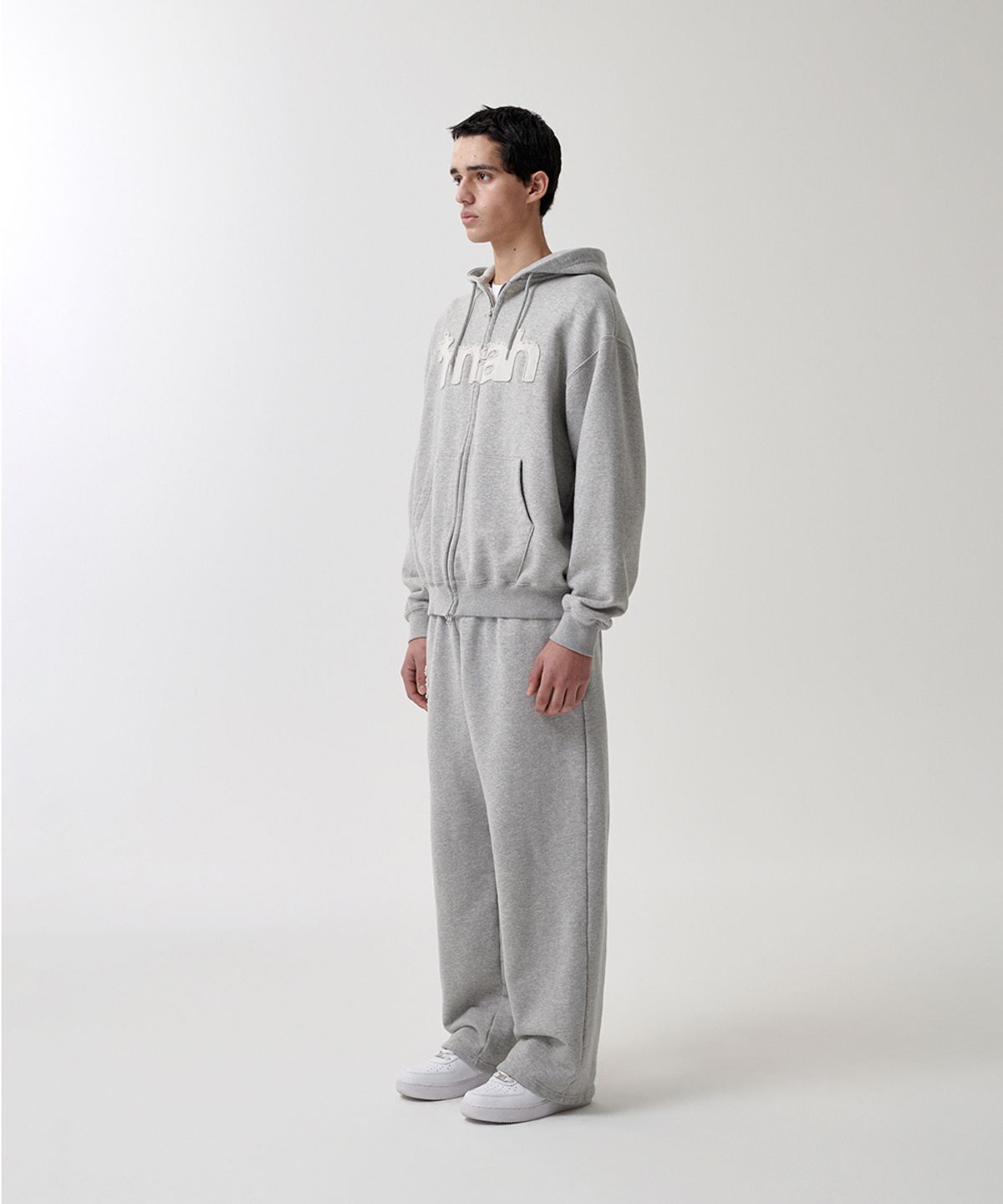 마하그리드(MAHAGRID) mah CUT OFF APPLIQUE SWEATPANT GREY(MG2FSMPA01A)
