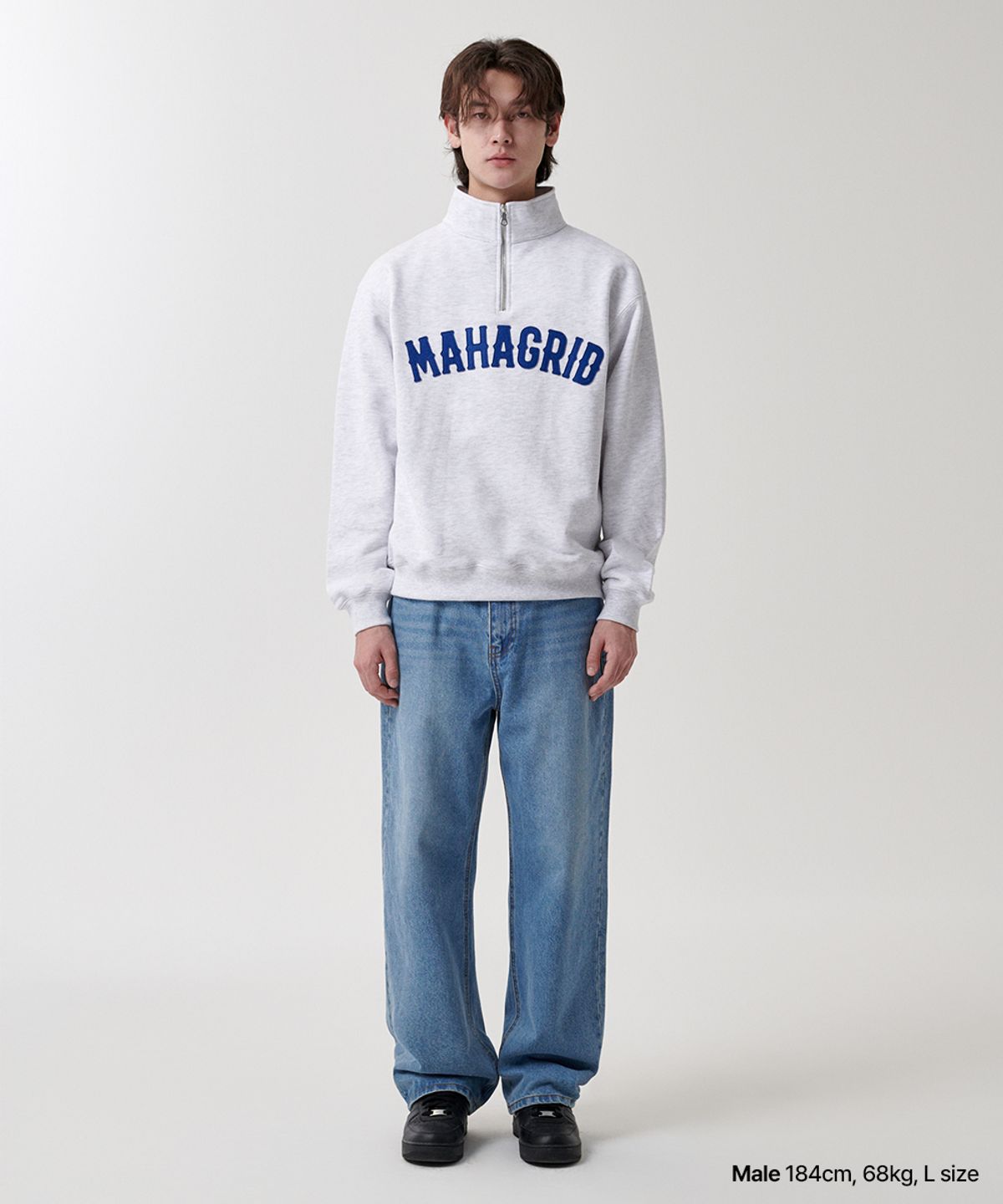 마하그리드(MAHAGRID) ARCH LOGO APPLIQUE HALF ZIP-UP SWEATSHIRT LIGHT GREY(MG2FSMM444A)