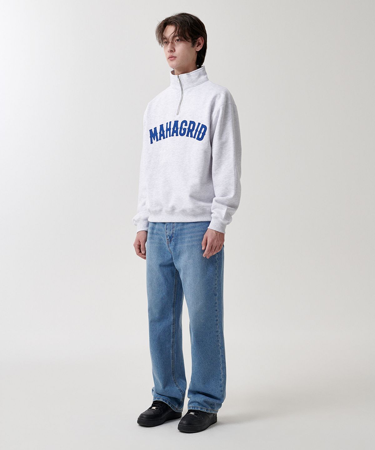 마하그리드(MAHAGRID) ARCH LOGO APPLIQUE HALF ZIP-UP SWEATSHIRT LIGHT GREY(MG2FSMM444A)