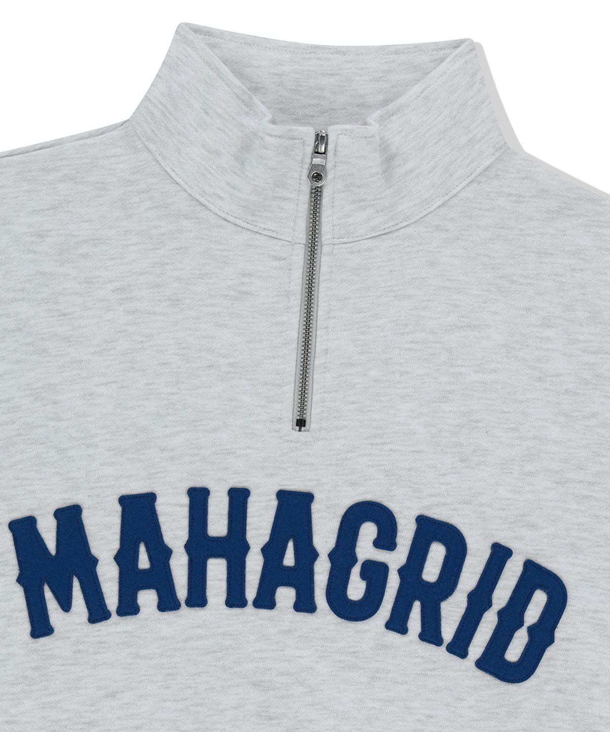 마하그리드(MAHAGRID) ARCH LOGO APPLIQUE HALF ZIP-UP SWEATSHIRT LIGHT GREY(MG2FSMM444A)