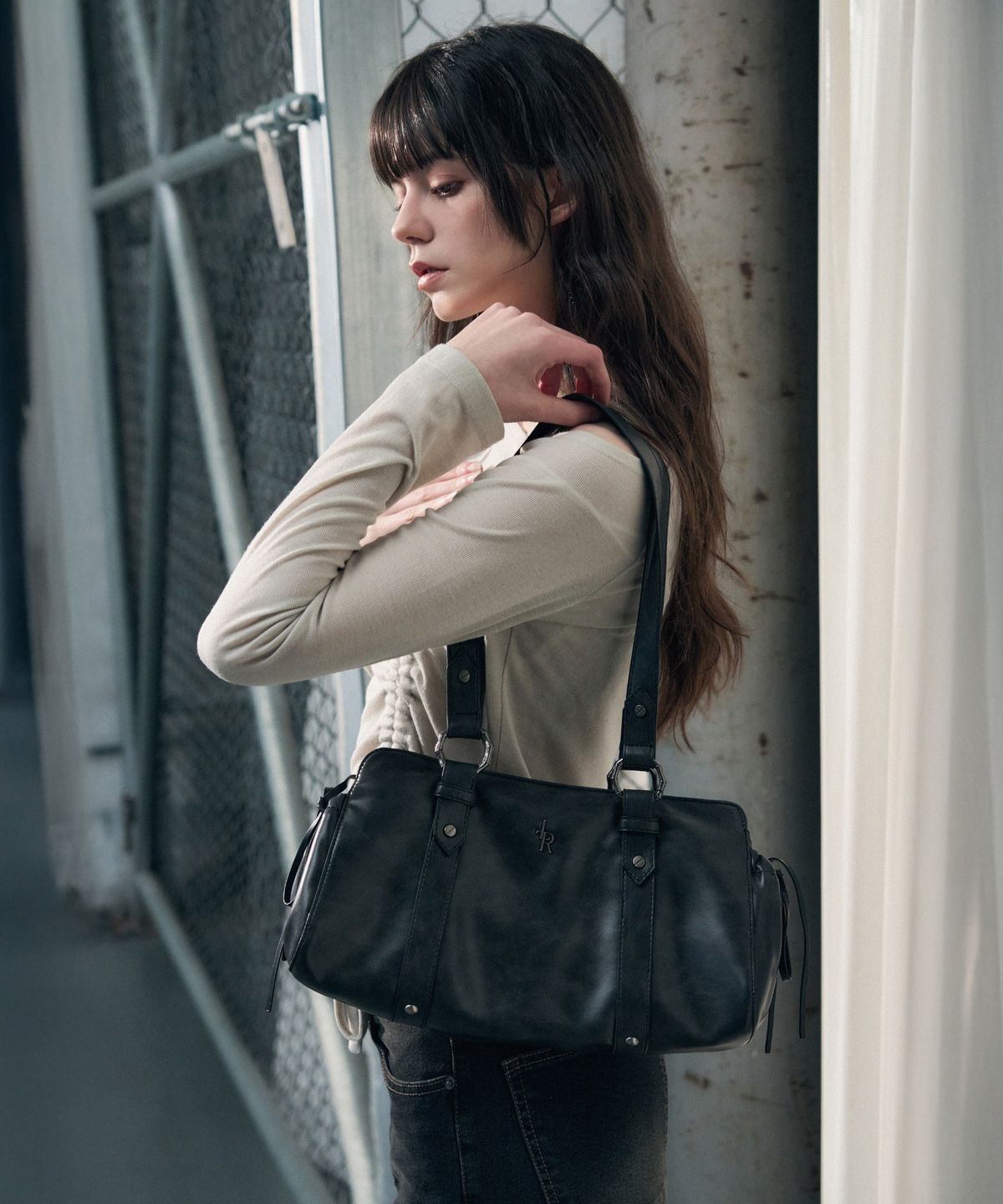 레더리(LEATHERY) 더플 레더 숄더백 [BROWN]