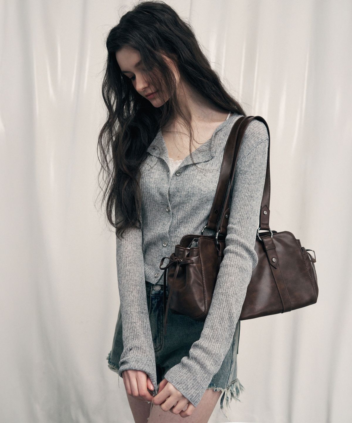 레더리(LEATHERY) 더플 레더 숄더백 [BROWN]