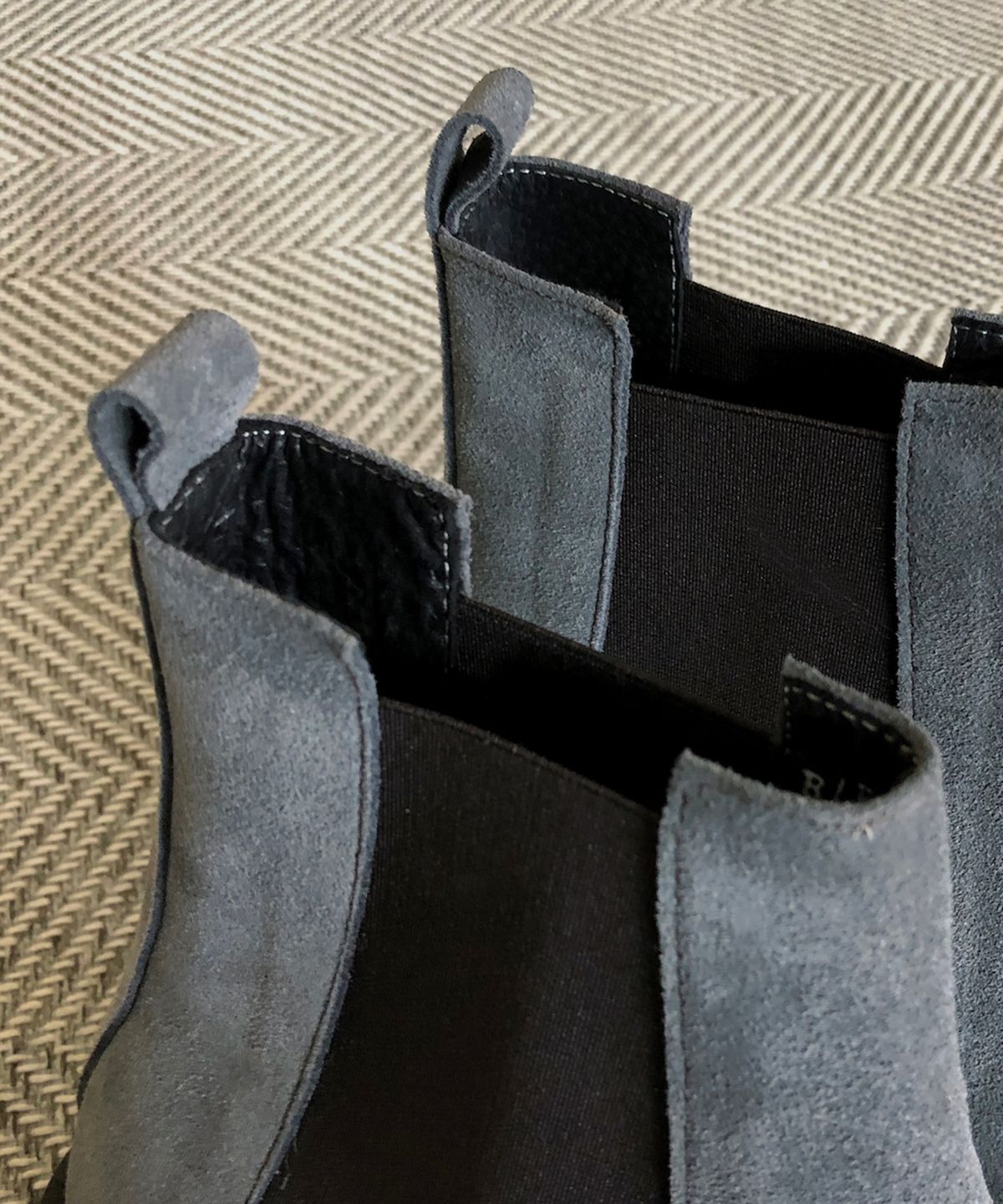 조앤슈(JOENSHOE) 클라이네 스퀘어 첼시부츠 그레이