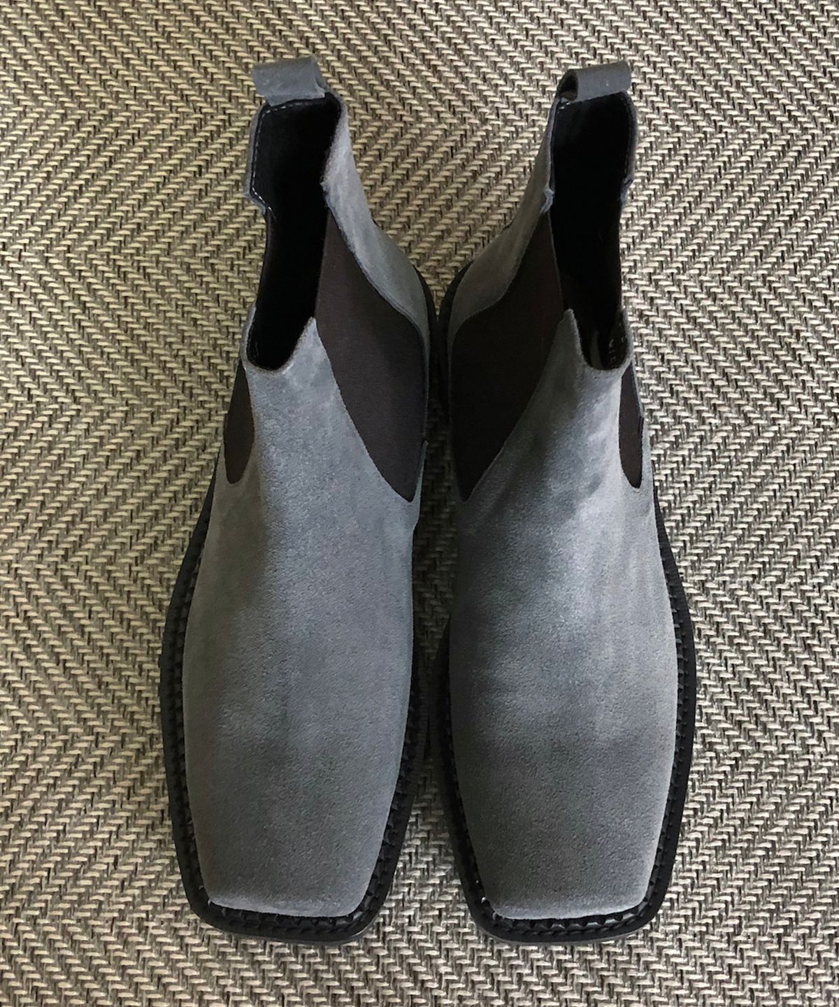 조앤슈(JOENSHOE) 클라이네 스퀘어 첼시부츠 그레이