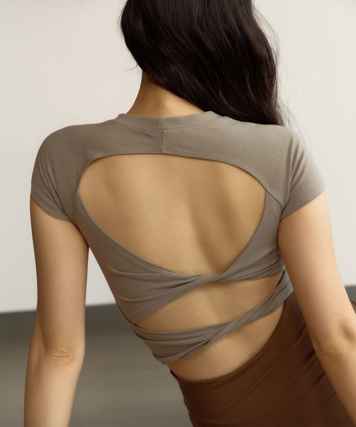 디야니(DHYANI) Tween Twist Crop Top (Stone Grey)
