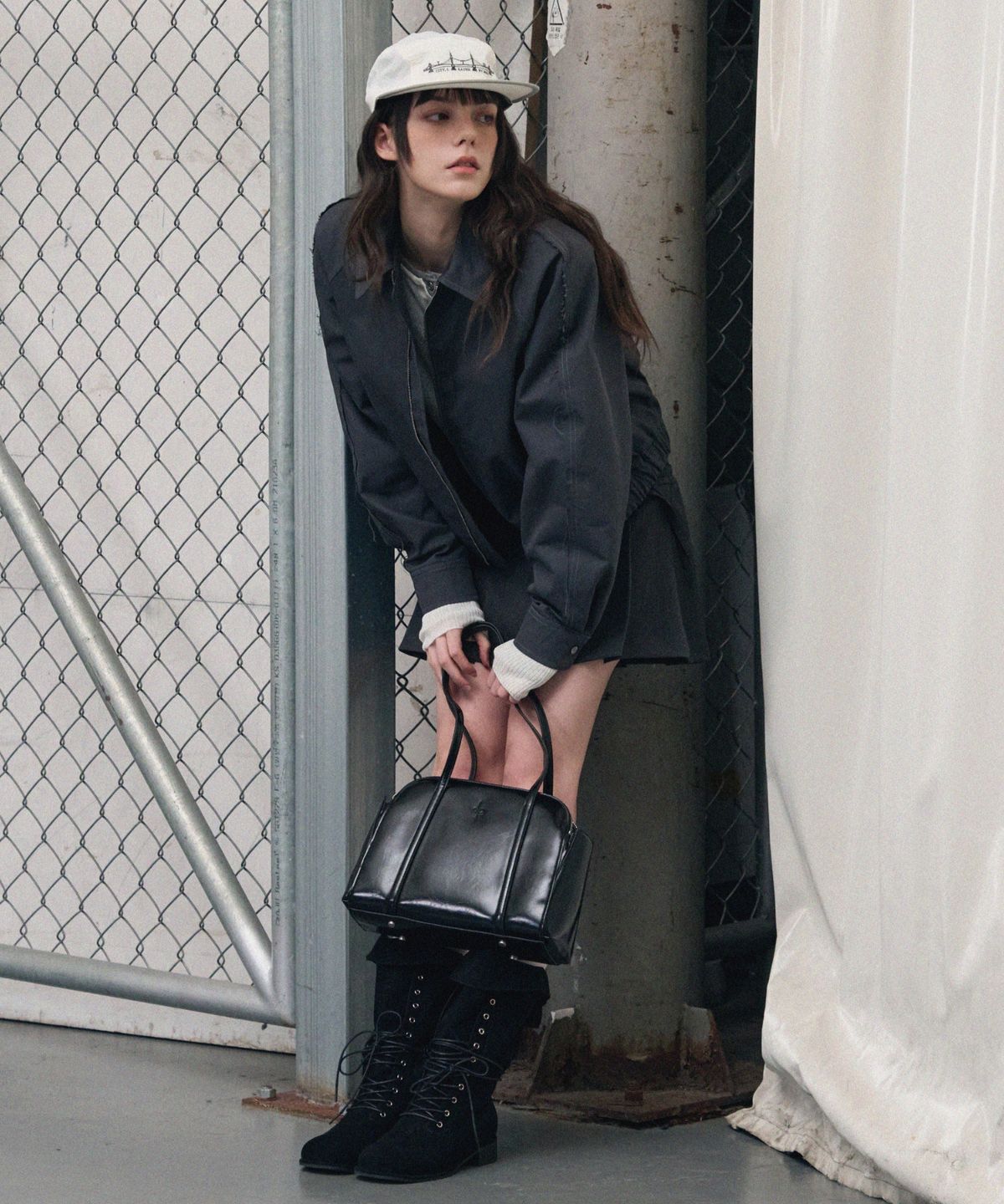 레더리(LEATHERY) 레트로 링클 에나멜 숄더백 [BLACK]