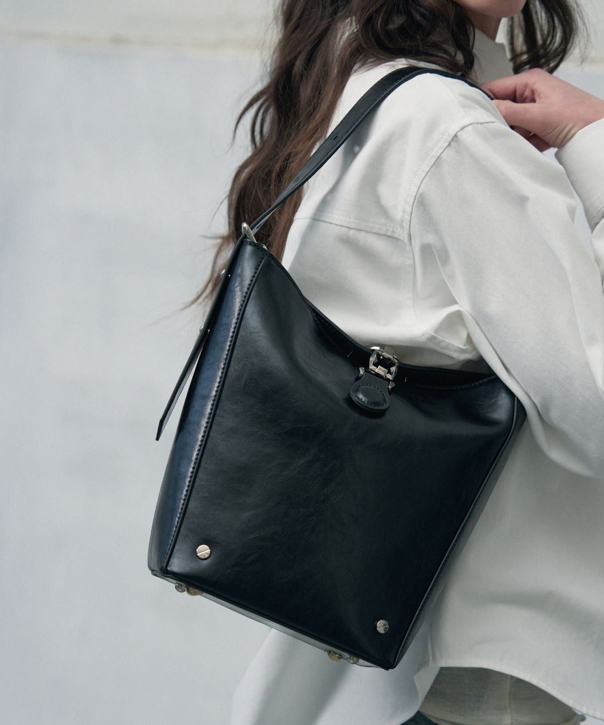 레더리(LEATHERY) 볼티드 카우 레더 마그네틱 버킷백 [BLACK]