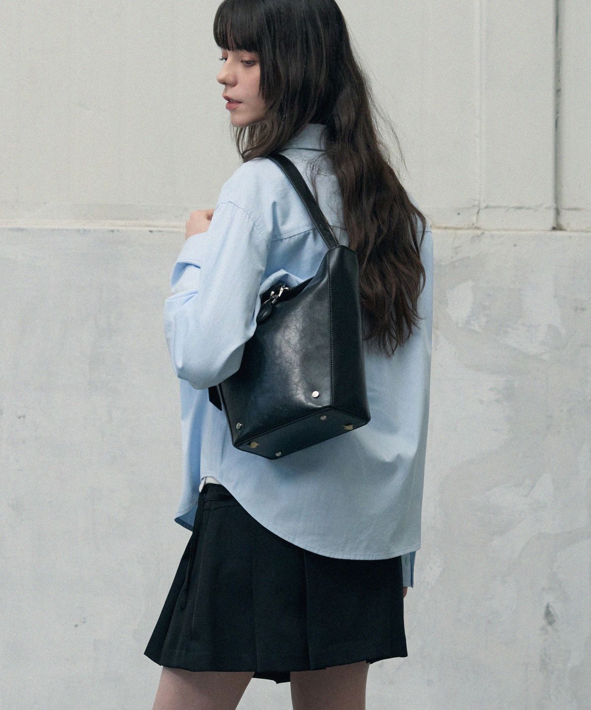 레더리(LEATHERY) 볼티드 카우 레더 마그네틱 버킷백 [BLACK]