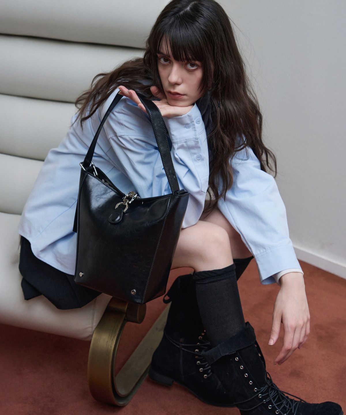 레더리(LEATHERY) 볼티드 카우 레더 마그네틱 버킷백 [BLACK]