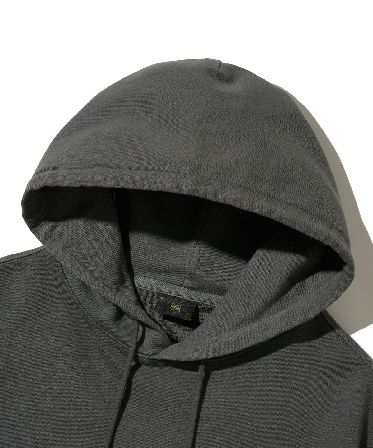 브라운브레스(BROWNBREATH) PIGMENT TAG HOODIE - CHARCOAL