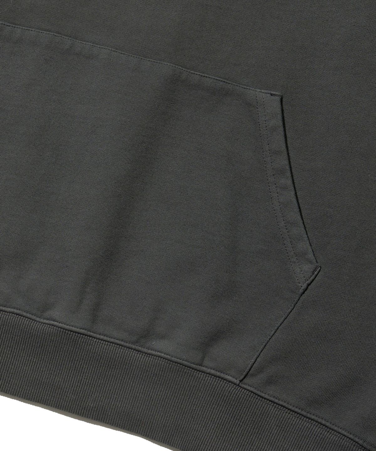 브라운브레스(BROWNBREATH) PIGMENT TAG HOODIE - CHARCOAL