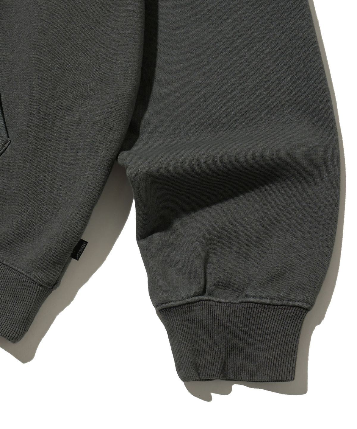 브라운브레스(BROWNBREATH) PIGMENT TAG HOODIE - CHARCOAL