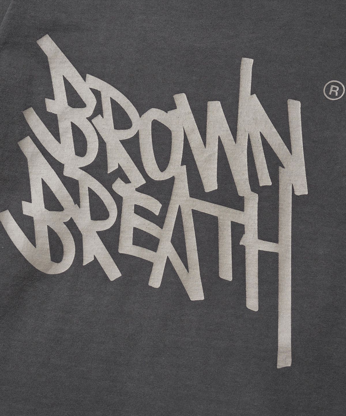 브라운브레스(BROWNBREATH) TAG PIGMENT LONGSLEEVE - CHARCOAL